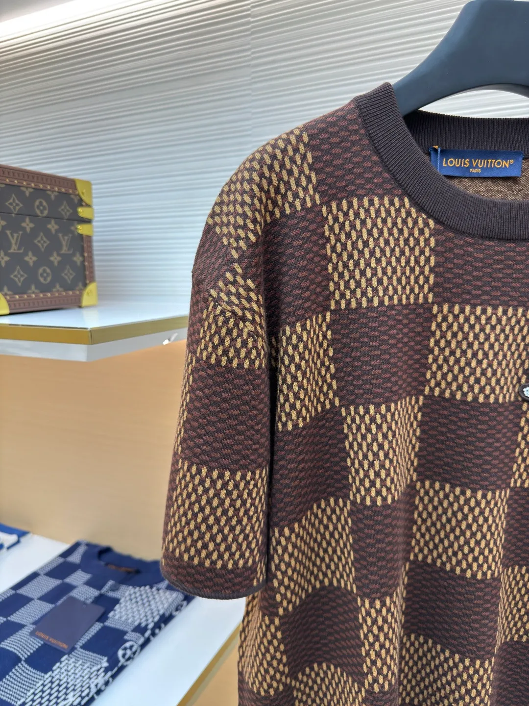 LOUIS VUITTON plaid beaded woolen short sleeves ●Authentic product: Purchased and developed at 9950 ●Item number: 1680085-B05 ●Fabric: wool fabric ●Technology: knitting ●Version: fitted version ●Weight: about 330 grams ●Size: XS-S-M-L ●Description: The wool material is made of 100% fully combed cotton yarn, and the fabric piece is woven using a Stoll 16-needle ultra-fine machine imported from Germany worth 47W. It is woven at a parallel and even speed with reference to the original three-color jacquard structure. Each piece takes 270 minutes. During the weaving, 7 sand spits are used to alternately knit back and forth. The number of knitting rows for a single front garment hanging wool is as high as Line 6352... Only after random inspection can we carry out seam selection, washing, and hand-ordering of the original main label, wash mark, details down to the height of the wash mark, stitching method, and final ironing. Only after a general inspection can we package and ship. It is not like those ordinary computerized flat knitting machines. In order to rush the goods, the speed is turned to the limit, and the stitches of the knitted garments are different in size, code, and patterns. The overall wiring is straight and delicate, the fabric is comfortable and soft, and the color is consistent without color difference. It can be matched with the same style to create a fashionable look and control various occasions. Customized accessories, complete with three standards, same style for men and women!